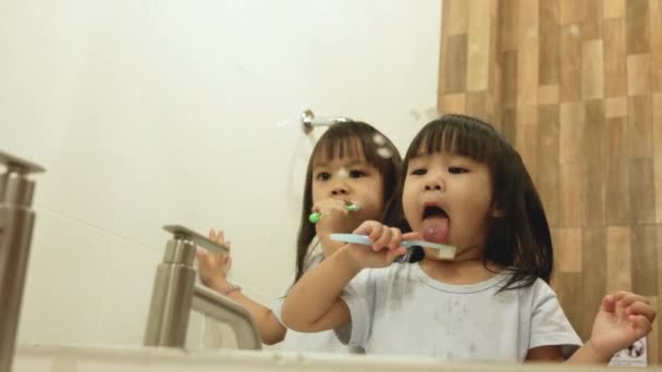 Happy Sibling Little Child Girls Brushing Teeth Together Bathroom Oral — Stock Video