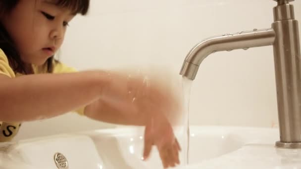 Glückliches Kleines Mädchen Beim Zähneputzen Und Oralreinigung Mit Wasser Badezimmer — Stockvideo