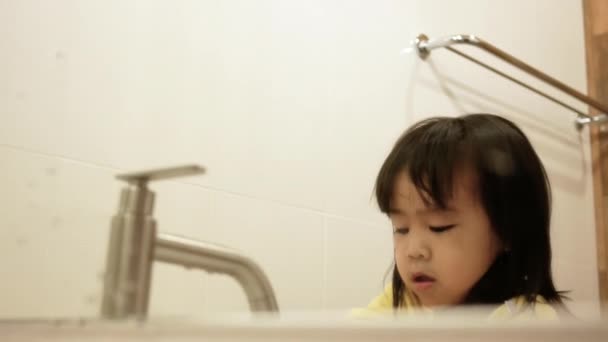 Szczęśliwa Dziewczynka Myje Zęby Czyści Jamy Ustnej Wodą Łazience Koncepcja — Wideo stockowe