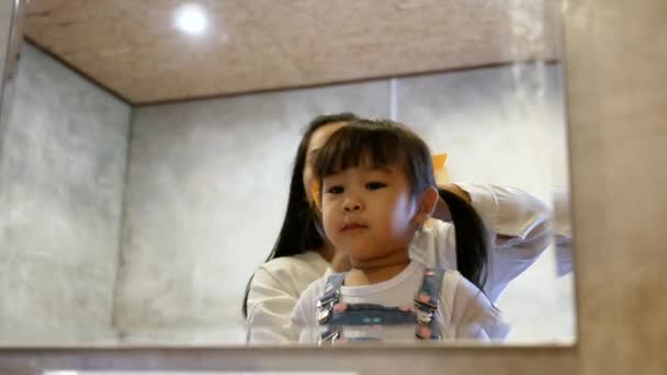 Νεαρό Χαριτωμένο Κοριτσάκι Που Στέκεται Στην Καρέκλα Στην Κρεβατοκάμαρα Πρωί — Αρχείο Βίντεο
