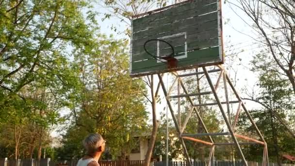 Ázsiai Idősebb Apa Kosarazik Lányával Stadionban Nyári Napon Boldog Család — Stock videók