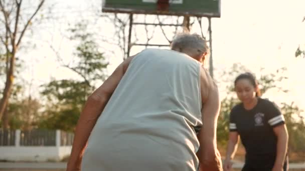 Asyalı Yaşlı Baba Yaz Günü Kızıyla Birlikte Stadyumda Basketbol Oynuyor — Stok video
