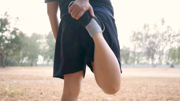 Asyalı Genç Bir Kadın Sağlık Için Parkta Koşmadan Önce Bacaklarını — Stok video