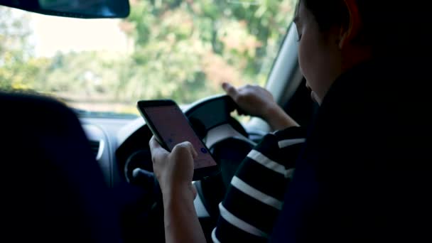 運転中に方向を検索するためにスマートフォンのGoogleマップアプリケーションを使用してアジアの若い女性 輸送における技術の活用の概念 — ストック動画