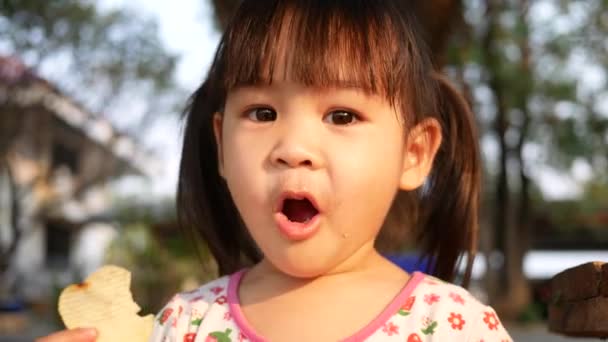 Adorabile Bambina Che Diverte Mangiare Spuntino Con Sorriso Guardando Macchina — Video Stock
