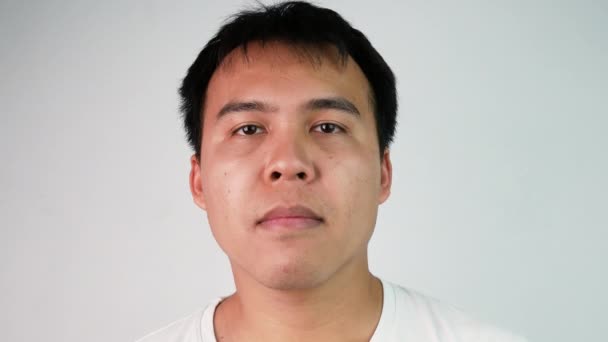 Närbild Porträtt Arg Asiatisk Man Som Uttrycker Frustration Och Förbannat — Stockvideo