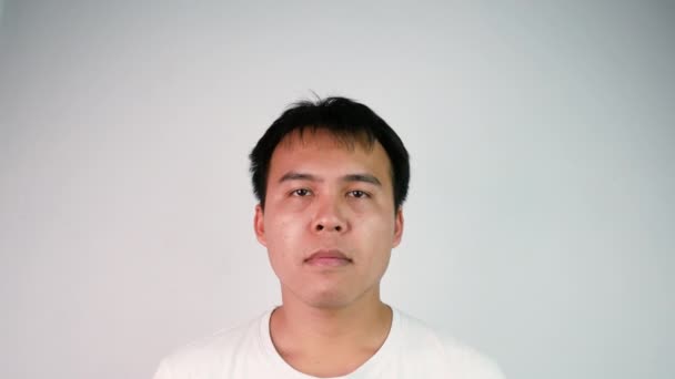 Nahaufnahme Porträt Eines Gelangweilten Asiatischen Mannes Der Sein Gesicht Wie — Stockvideo