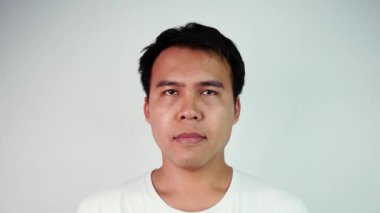 Suratını facepalm gibi kapatan canı sıkkın Asyalı adamın portresi. Gri arkaplandaki hayal kırıklığını ya da utancı ifade ediyor. Duygu ve ifade kavramları.