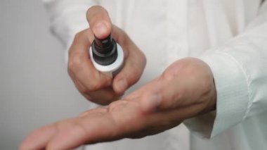 Kadınlar mikrop ve bakterilerin yayılmasını önlemek ve korona virüsünden korunmak için ellerini alkol jeliyle yıkıyorlar. Sağlık ve Hijyen Konsepti.