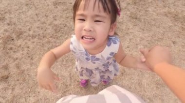 Sevimli küçük kızı incinmiş hissediyor ve annesinin yaz parkında anlaşma yapmaya çalışırken ona sarılmasını istiyor. Aile içi ilişki kavramı.