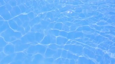 Mavi yüzme havuzunda su yüzeyi dalgası. Soyut arkaplan.