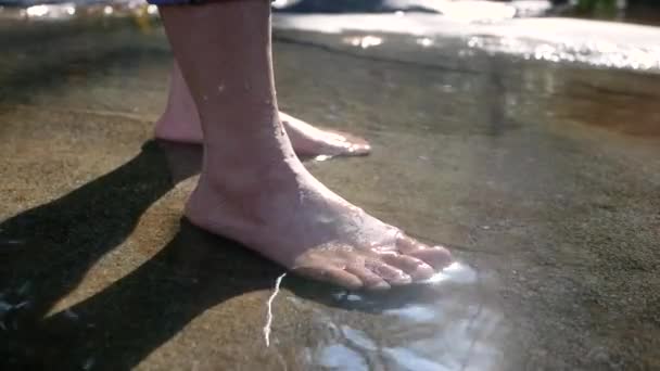 Pies Desnudos Mujer Joven Salpicando Pateando Sus Piernas Agua Arroyo — Vídeos de Stock