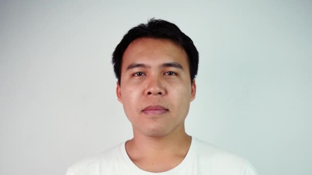 Close Retrato Feliz Animado Homem Asiático Usar Branco Shirt Expressando — Vídeo de Stock