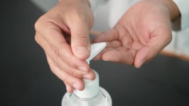 Жінки Миють Руки Алкогольним Гелем Щоб Запобігти Поширенню Мікробів Бактерій — стокове відео