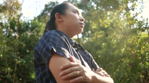 Asiatisk Ung Kvinna Sträcker Benen Innan Jogga Parken För God — Stockvideo