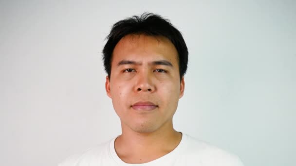 Close Retrato Serious Asiático Homem Fechar Olhos Esfrega Cabeça Expressando — Vídeo de Stock