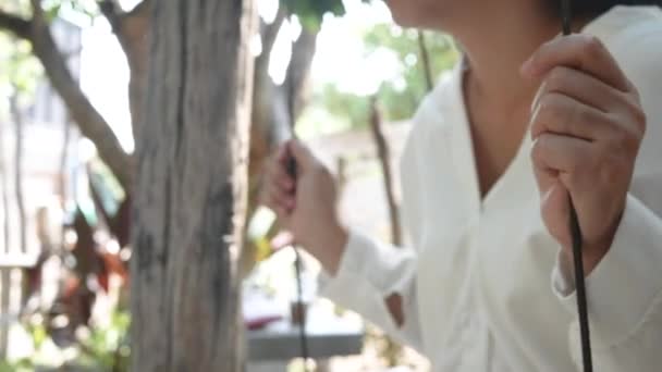 Szczęśliwa Młoda Kobieta Śmiejąca Się Podczas Huśtawki Parku Pojęcie Stylu — Wideo stockowe