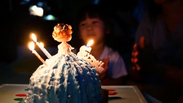 在家里 祝小女儿生日快乐 可爱的小女孩吹生日蛋糕 幸福家庭和童年的概念 — 图库视频影像