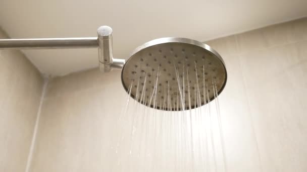 Közelkép Víz Áramlik Fürdőszobában Zuhany — Stock videók