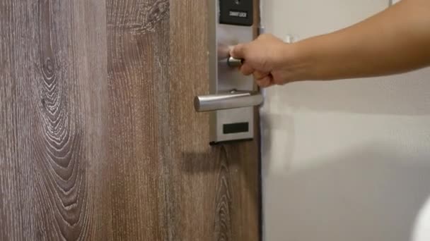 Primer Plano Mano Femenina Cerradura Abierta Puerta Abrir Puerta Habitación — Vídeos de Stock