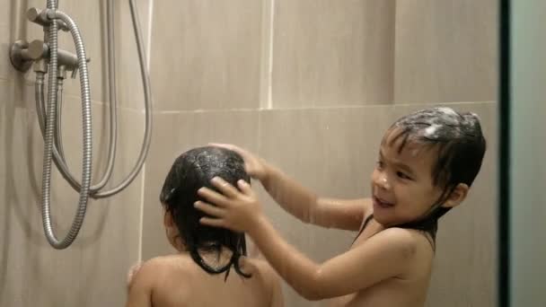 Pequenos Irmãos Menina Tomando Banho Lavar Cabelo Juntos Banheiro Manhã — Vídeo de Stock