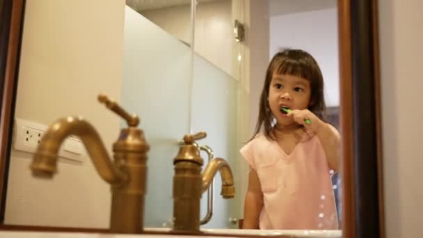 Gelukkig Aziatisch Kind Meisje Poetsen Tanden Badkamer Ochtend Concept Mondhygiëne — Stockvideo