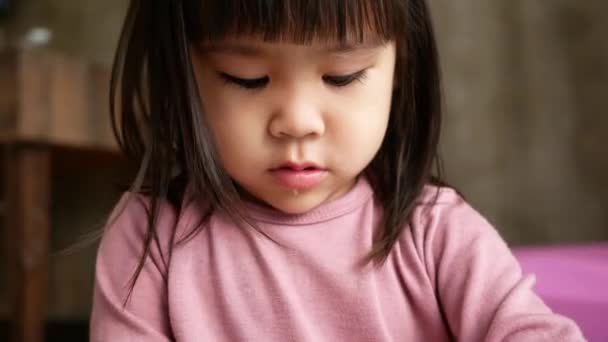 亚洲小女孩在家里用塑料杯吃面条很开心 垃圾食品概念 — 图库视频影像