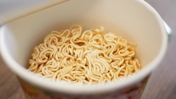 Primer Plano Gente Vertiendo Agua Caliente Tetera Fideos Una Taza — Vídeos de Stock