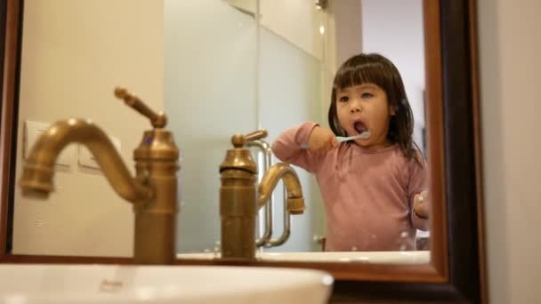 Feliz Hermanito Niñas Pequeñas Cepillándose Los Dientes Juntos Baño Concepto — Vídeos de Stock