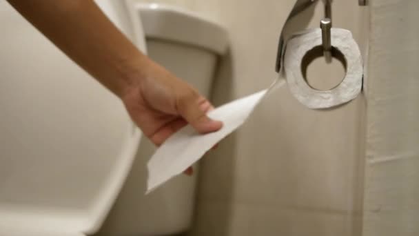 Close Mulher Asiática Jovem Sentado Vaso Sanitário Usando Papel Higiênico — Vídeo de Stock