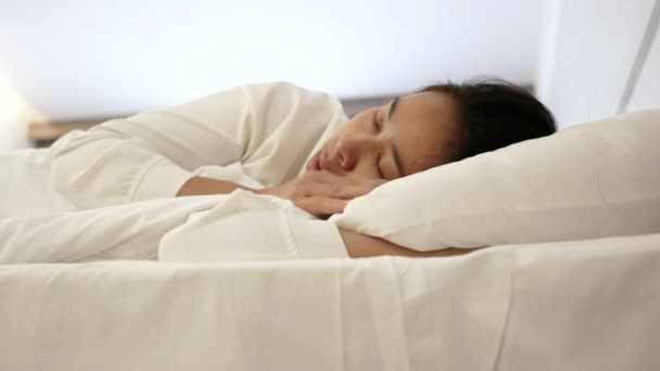Mulher Doente Coberta Com Cobertor Branco Deitado Cama Com Tosse — Vídeo de Stock