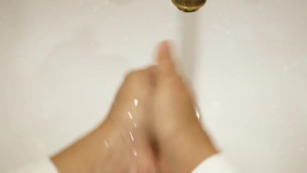 Madre Asiática Hija Lavándose Las Manos Con Jabón Bajo Agua — Vídeo de stock