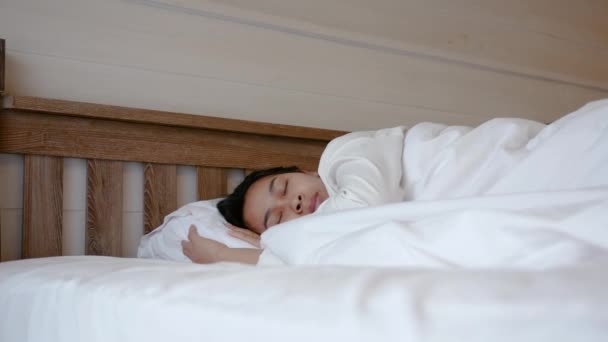 Kleines Geschwistermädchen Springt Morgens Auf Das Bett Ihre Mutter Aufzuwecken — Stockvideo