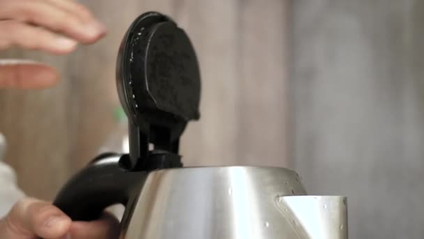 在厨房里拿着电水壶 准备热饮 按下按钮的女人的手的特写 — 图库视频影像