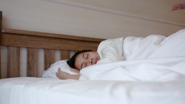 Маленька Дівчинка Сестра Стрибає Ліжку Щоб Розбудити Матір Вранці — стокове відео