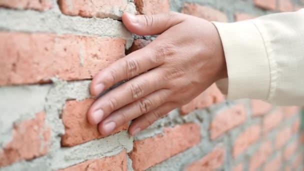 Primer Plano Mano Mujer Tocando Dura Superficie Áspera Los Ladrillos — Vídeos de Stock