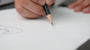 Genç, stresli bir kadın küçük bir ofiste ya da işte kızgın bir şekilde masa başında oturuyor. Hüsrana uğramış vücut ifadesi ve kırık kurşun kalemle plan yazıyor. Negatif insani duygu kavramı.