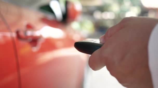 Primer Plano Mano Mujer Abre Coche Con Llave Remota Del — Vídeos de Stock