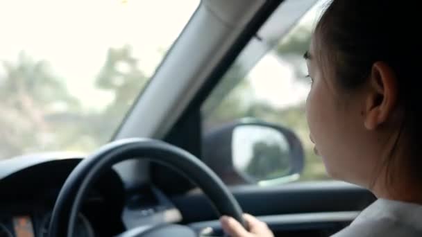 Jeune Femme Conduisant Une Voiture Main Mise Sur Volant Noir — Video