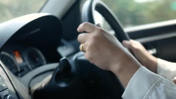 Jovem Mulher Dirigindo Carro Mão Colocar Volante Preto Olhando Para — Vídeo de Stock