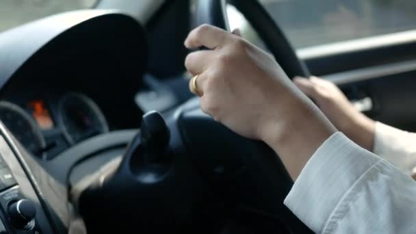 Молодая Женщина Рулем Автомобиля Руки Положить Черное Рулевое Колесо Осторожностью — стоковое видео
