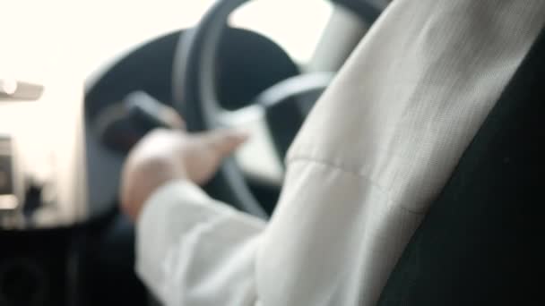 Mujer Joven Conduciendo Coche Mano Puesta Volante Negro Mirando Hacia — Vídeos de Stock