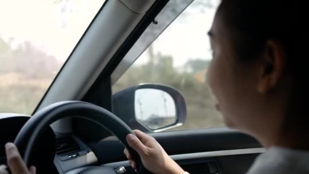 Jovem Mulher Dirigindo Carro Mão Colocar Volante Preto Olhando Para — Vídeo de Stock