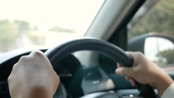 Młoda Kobieta Prowadzi Samochód Ręcznie Zakłada Czarną Kierownicę Ostrożnie Patrzy — Wideo stockowe