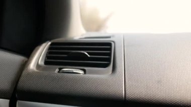 Yolcu el ayarı, havalandırma ızgarası ya da arabadaki klima düğmesi..