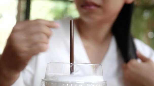 Zbliżenie Atrakcyjnej Młodej Kobiety Pijącej Mrożoną Kawę Słomką Relaks Kawiarni — Wideo stockowe