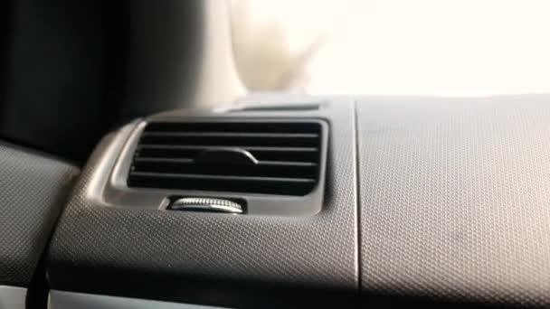 Close Mão Passageiro Ajustando Grade Ventilação Ajustando Botão Condicionado Carro — Vídeo de Stock
