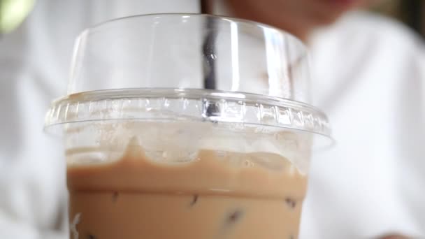 Tatillerde Kafede Dinlenmek Için Kamışla Buzlu Kahve Içen Çekici Genç — Stok video