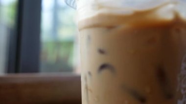 Bayramlarda kafede dinlenmek için genç bir kadının eli buzu kamışla karıştırıyor..