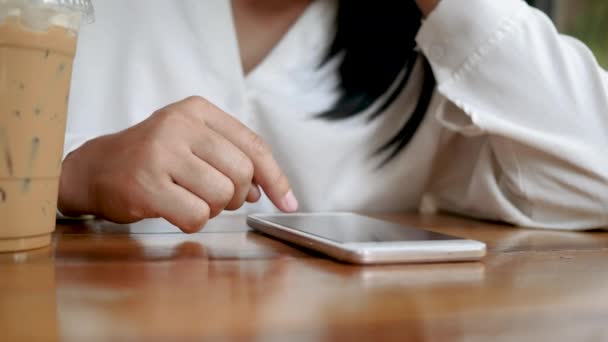 Mujer Atractiva Sentada Usando Smartphone Para Relajarse Café Durante Las — Vídeos de Stock